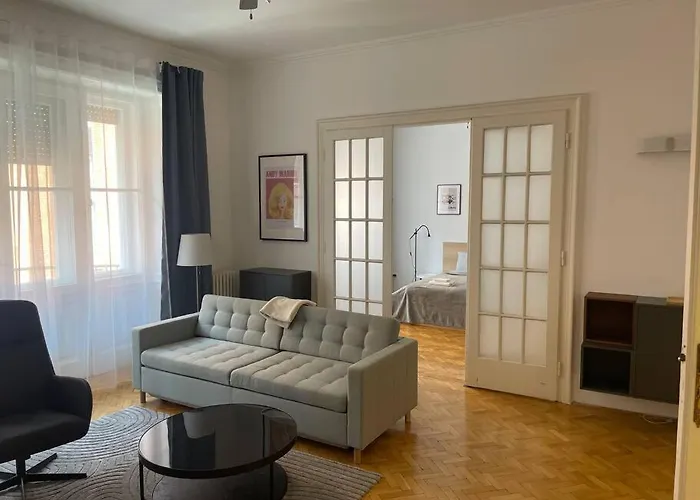 3 Bedroom Apartment By The Parliament