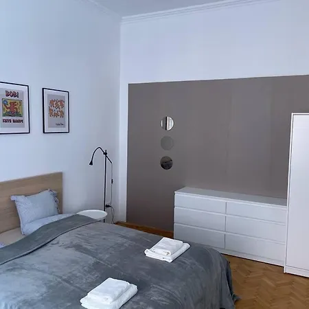 3 Bedroom Apartment By The Parliament Budapest Exterior photo