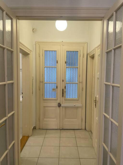 3 Bedroom By The Parliament Apartment *