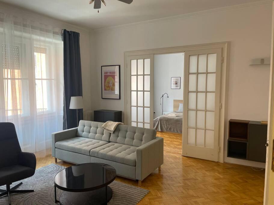 Apartment 3 Bedroom By The Parliament *